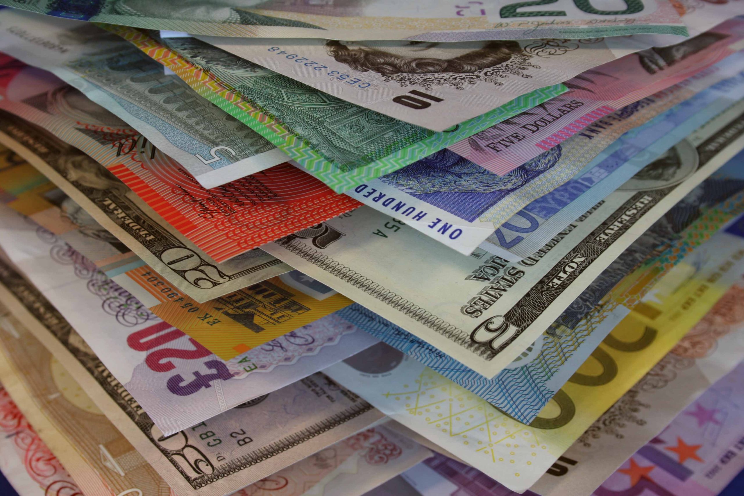 Euro 37,42, sterlin 44,65, dolar ise 35,85 TL’den işlem görüyor