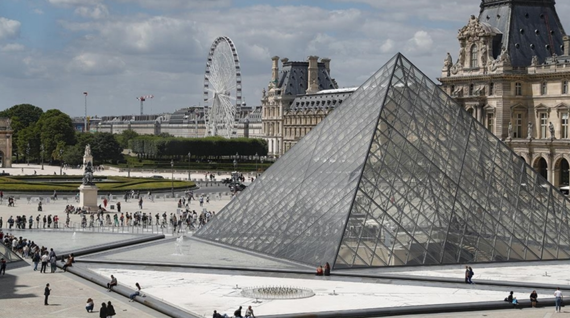 Paris’in ünlü Louvre Müzesi hasarlar nedeniyle zor durumda