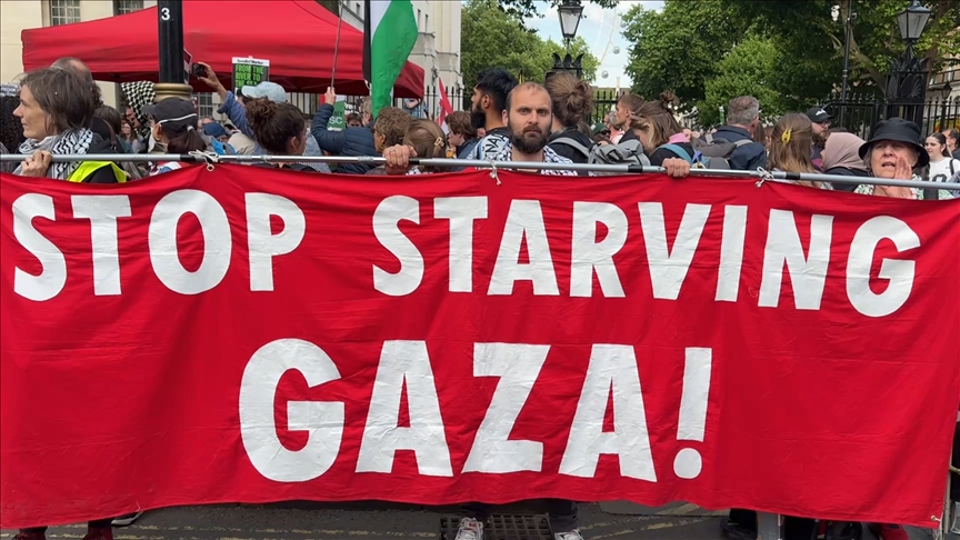 Londra’da binlerce kişi, İngiltere’nin İsrail’e silah satışını protesto etti