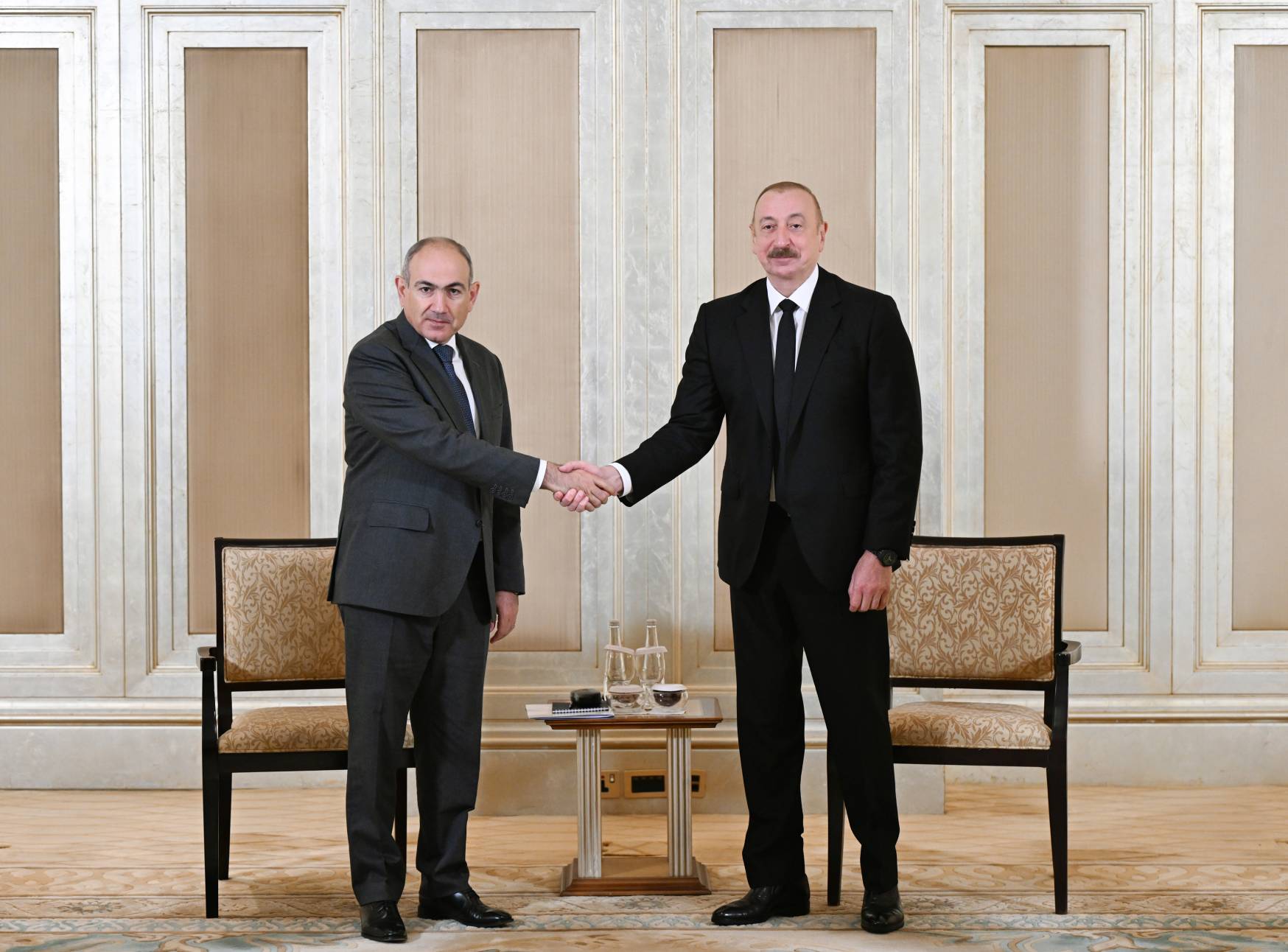 Aliyev-Paşinyan görüşmesi “yapıcı” bir atmosferde gerçekleşti