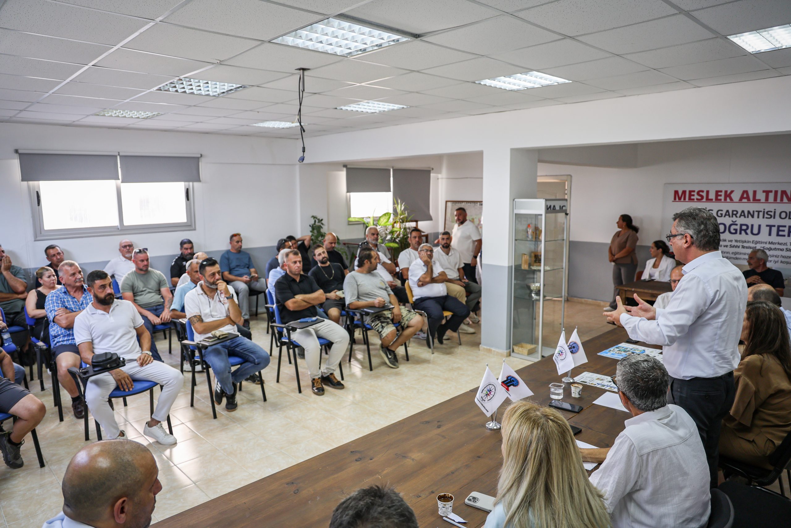 Erhürman, KTEZO’da bir grup esnafla bir araya geldi