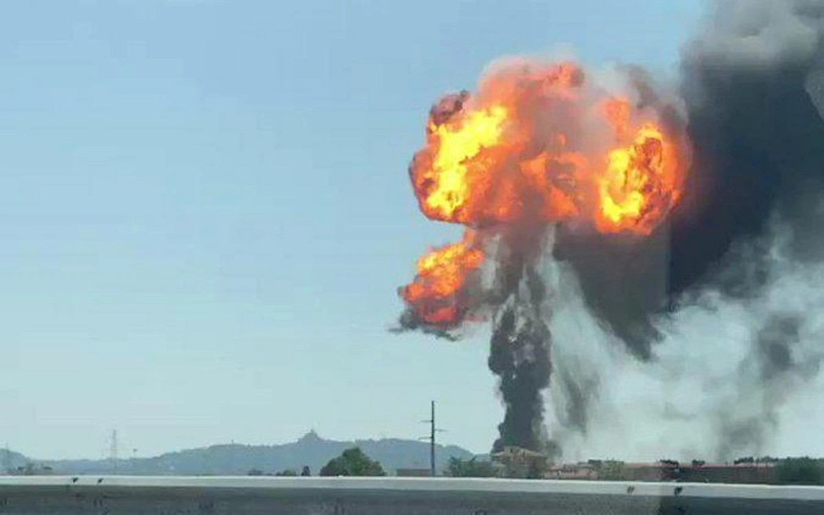 İran’ın güneybatısındaki Abadan petrol rafinerisinde yangın