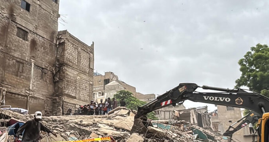 Pakistan’da çöken 5 katlı binada ölü sayısı 16’ya çıktı