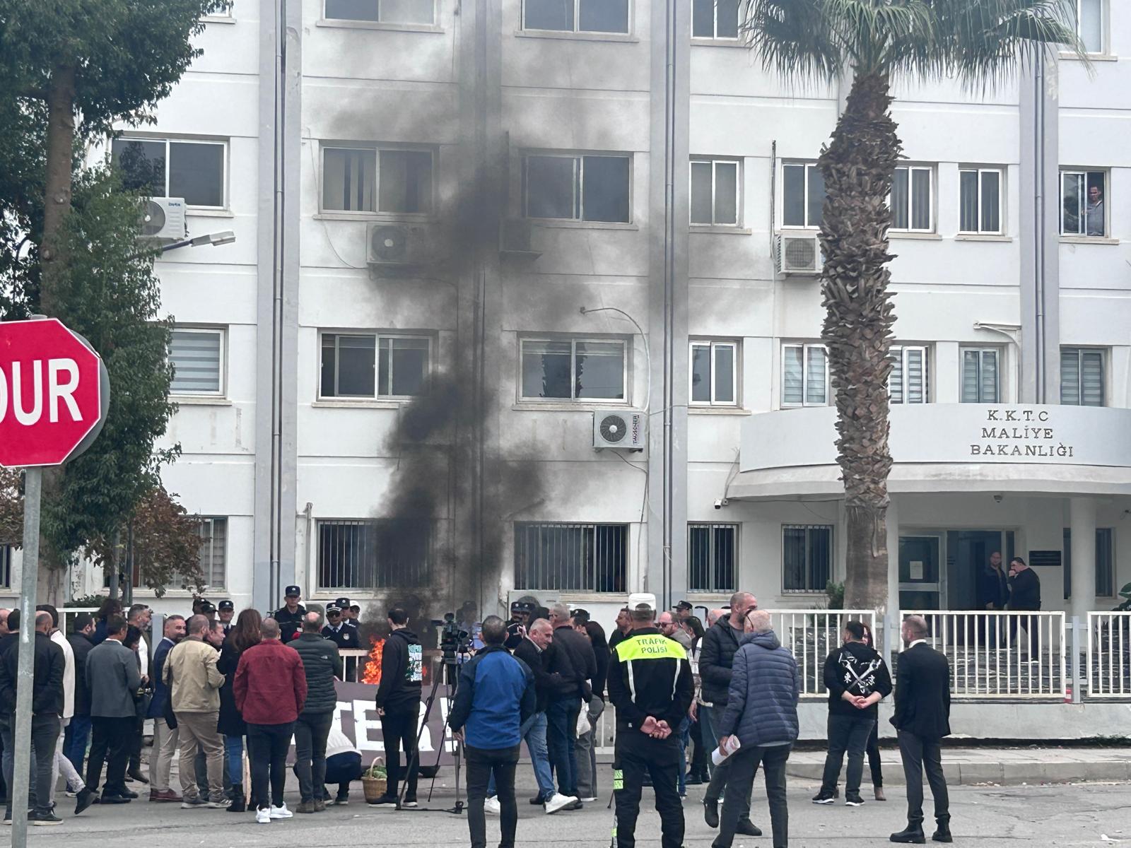 Kamuda örgütlü 5 sendika Maliye Bakanlığı önünde eylem yaptı