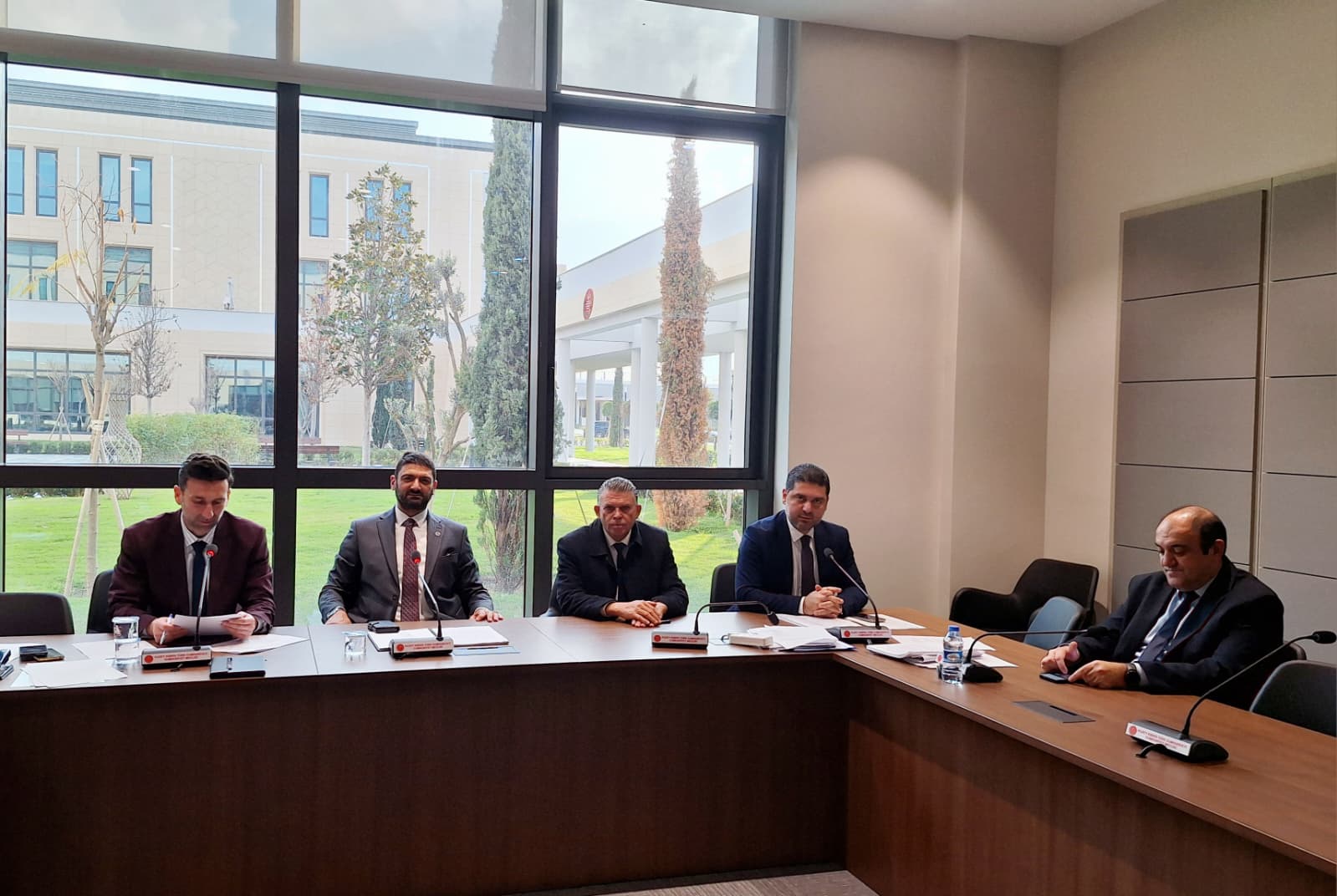 İdari, Kamu ve Sağlık İşleri Komitesi maaş düzenlemeleri içeren yasa önerisinin ivediğini onaylayarak Genel Kurula sevk etti