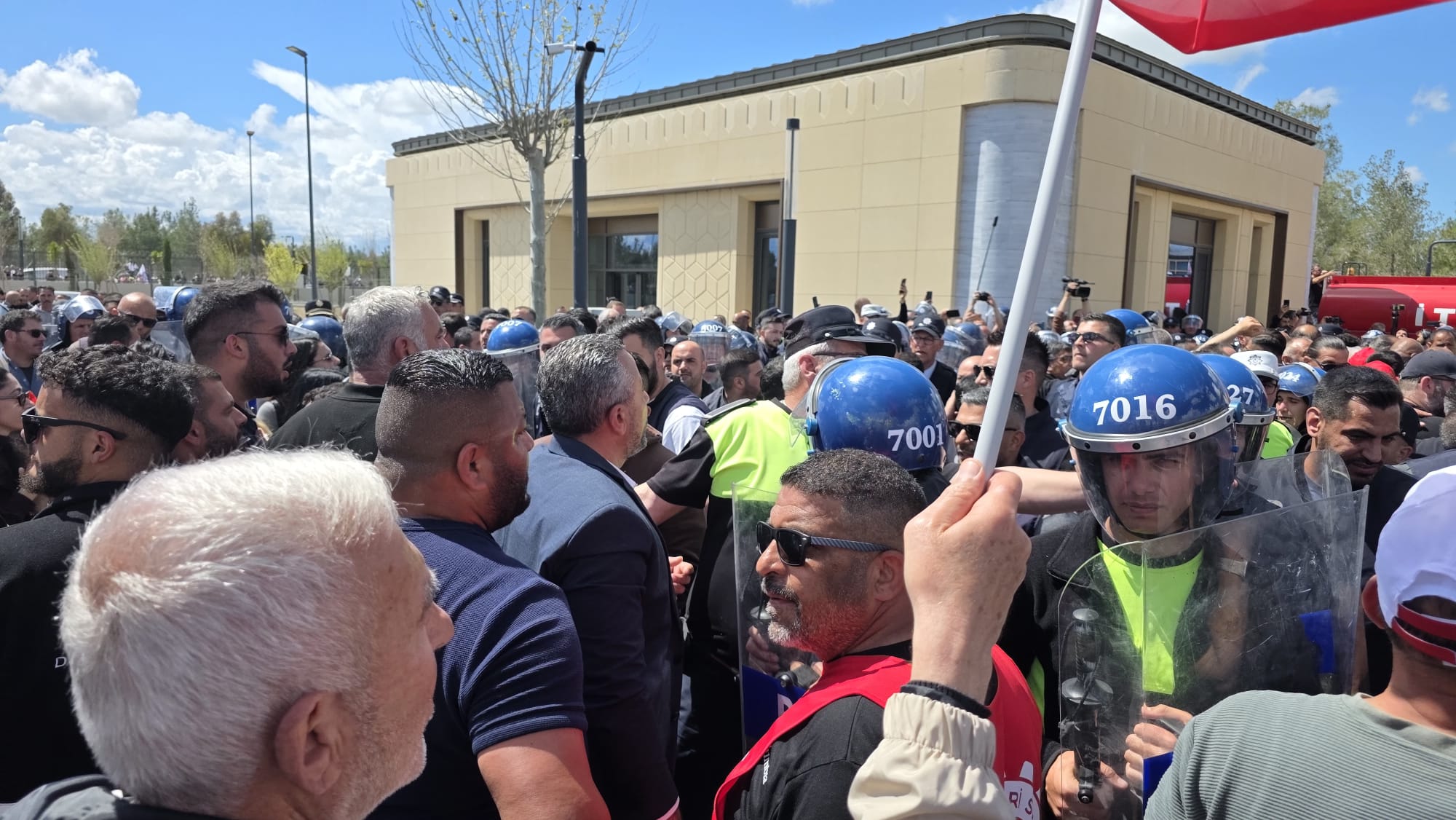 Sendikalar, yarın da genel grev ve Meclis önünde eylem yapacak
