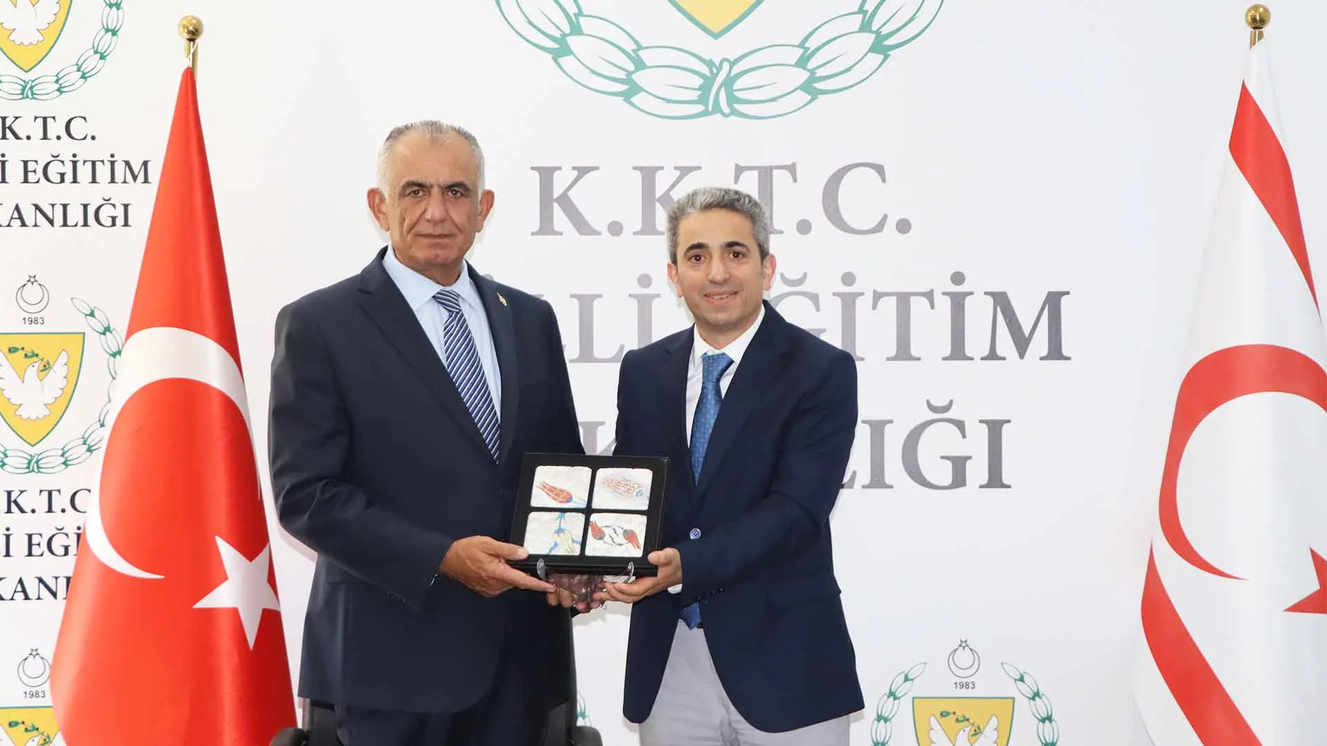 Çavuşoğlu, Polatpaşa Lisesi ve kardeş okulu Üsküdar Validebağ Fen Lisesi öğrencilerini kabul etti