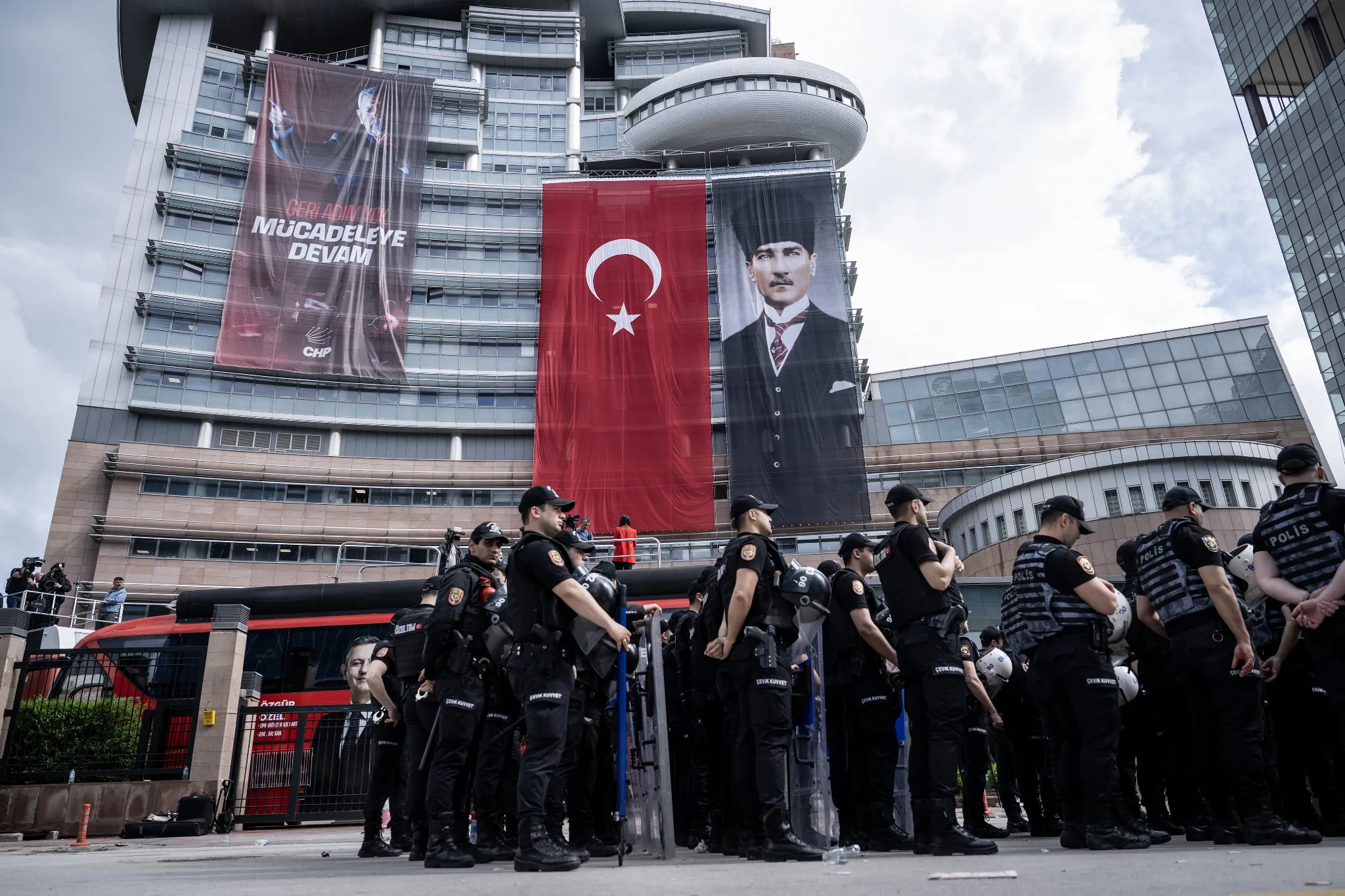 Emniyet ekipleri, CHP Genel Merkezi'ne girdi