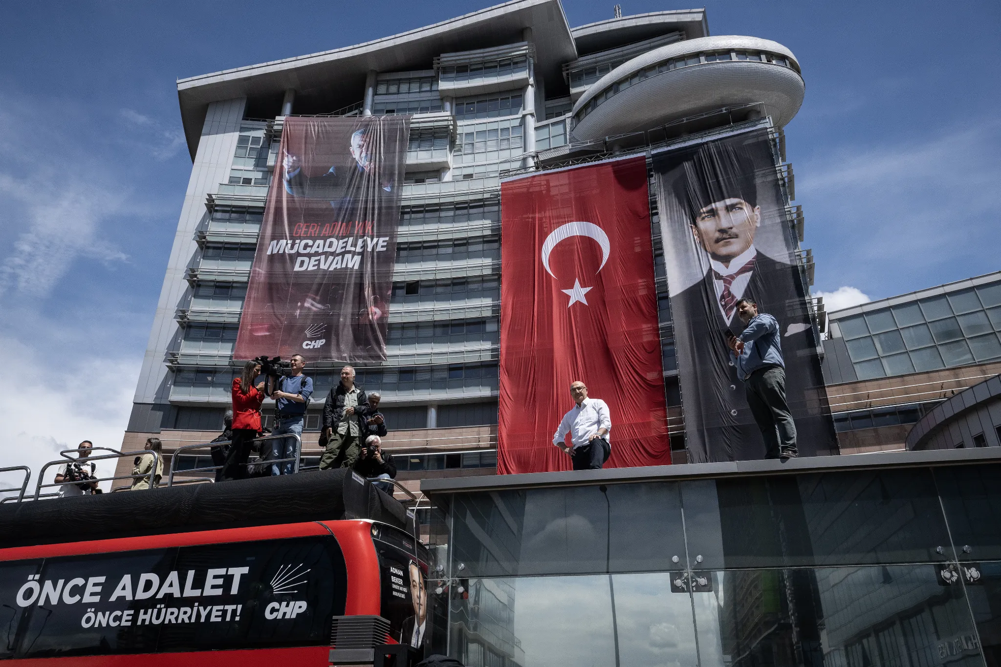 Emniyet ekipleri, CHP Genel Merkezi'ne girdi