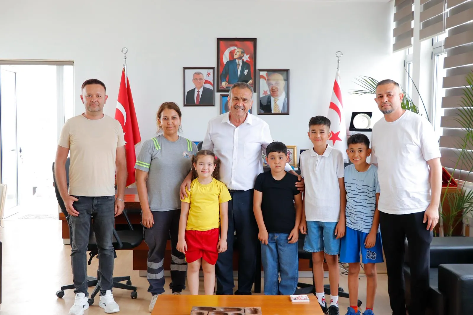 Gazimağusa Belediye Başkanı Uluçay, mahallelerinde çevre temizliği yapan çocuklara teşekkür etti