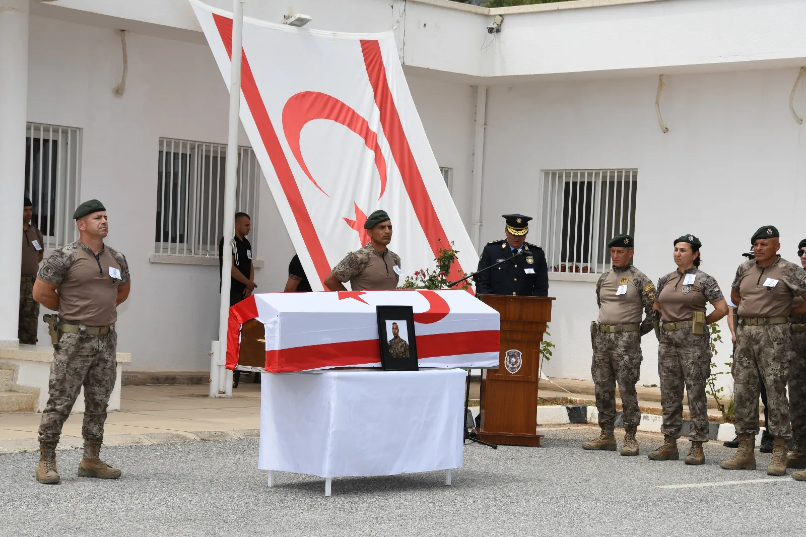 Görevdeyken rahatsızlanarak hayatını kaybeden 47 yaşındaki polis memuru Korkmaz son yolculuğuna uğurlandı