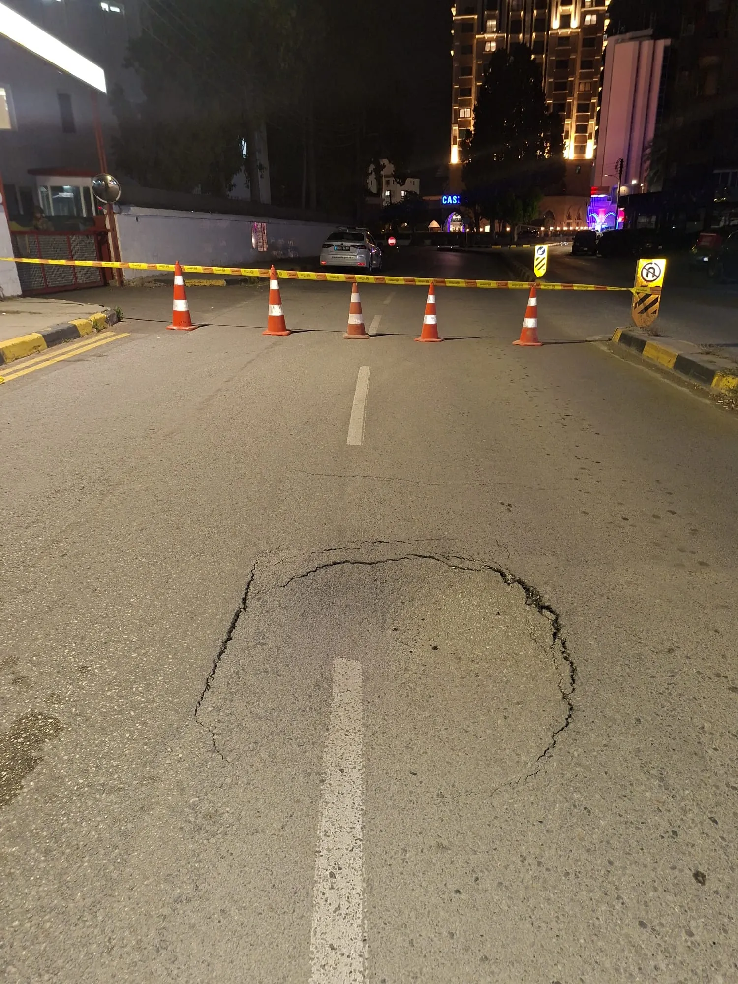 Lefkoşa'da Atatürk Caddesi üzerinde yolda çökme meydana geldi