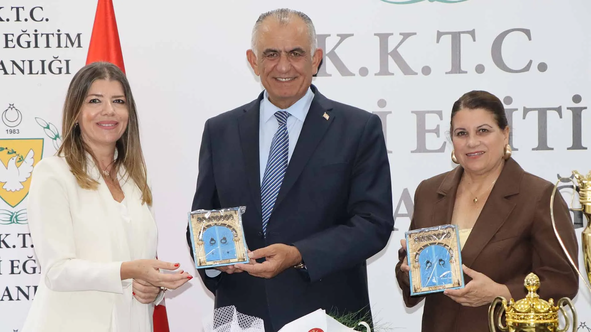 Milli Eğitim Bakanı Çavuşoğlu, Tunus'ta ödül kazanan Haydarpaşa Ticaret Lisesi öğrencilerini kabul etti