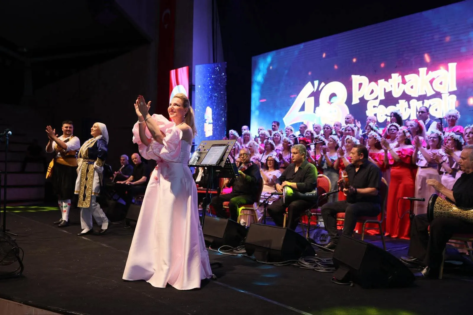 Bahar Esintileri Sanat Derneği Korosu Portakal Festivali’nde konser verdi
