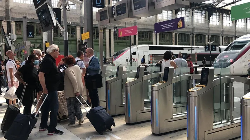 Fransa'da iş koşullarının iyileştirilmesini isteyen demir yolu çalışanları greve gitti