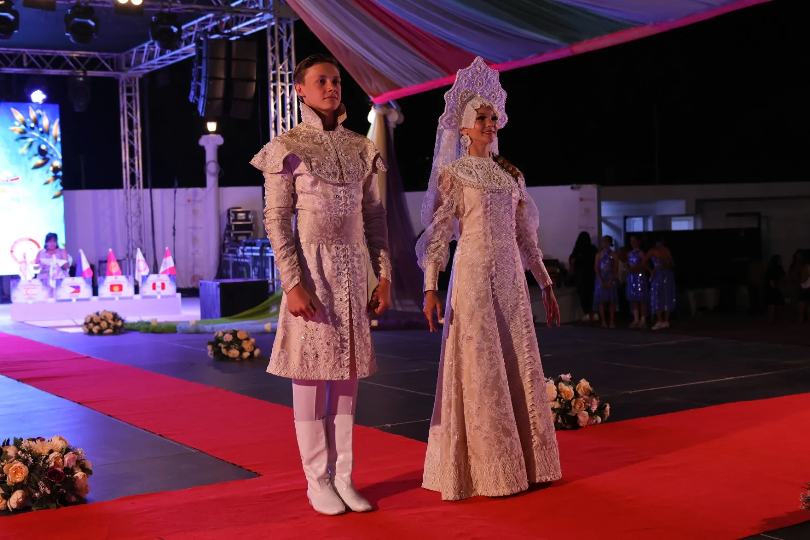 İskele’de dün akşam kostüm defilesi yapıldı…Festival Güzelleri seçildi