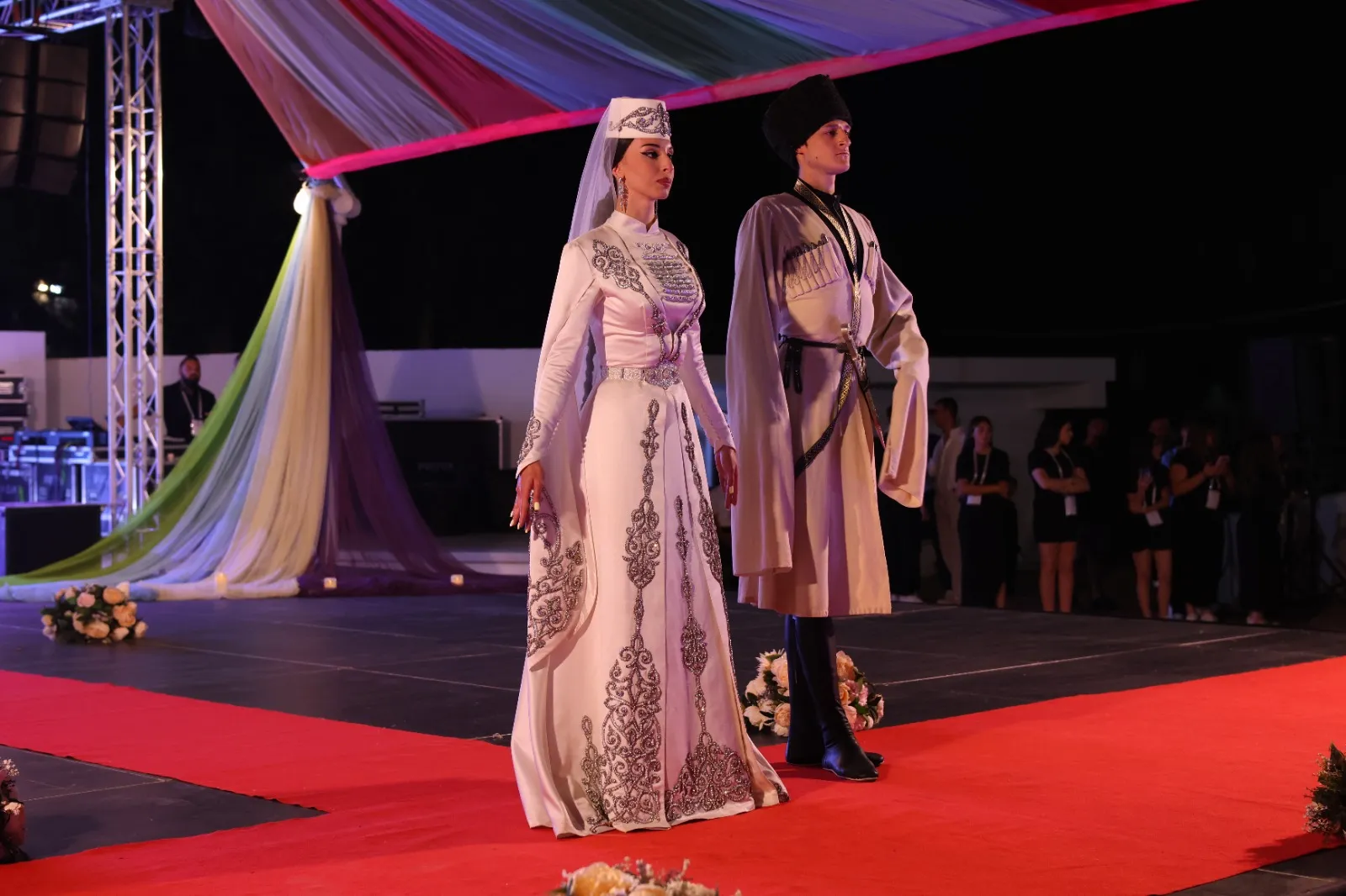 İskele’de dün akşam kostüm defilesi yapıldı…Festival Güzelleri seçildi