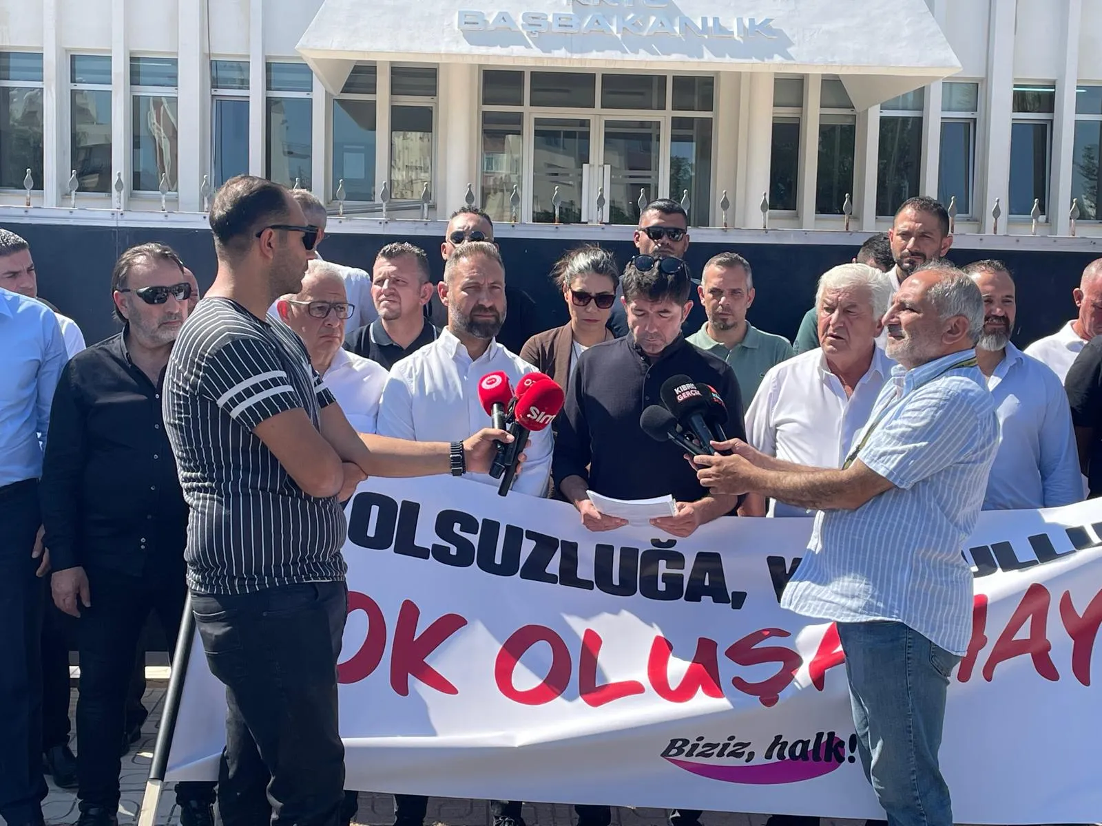 Kamuda örgütlü sendikalar hükümetin ekonomi ve özelleştirme politikalarını eleştirdi