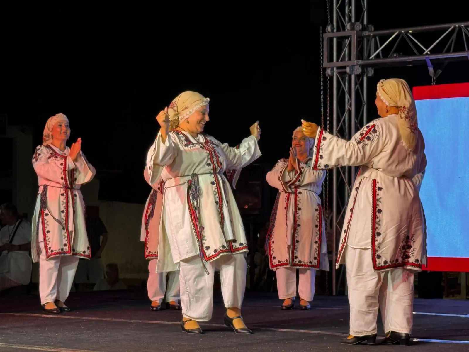 Mehmetçik Kültür ve Dayanışma Derneği ekibi Ayvalık’ta festivale katıldı