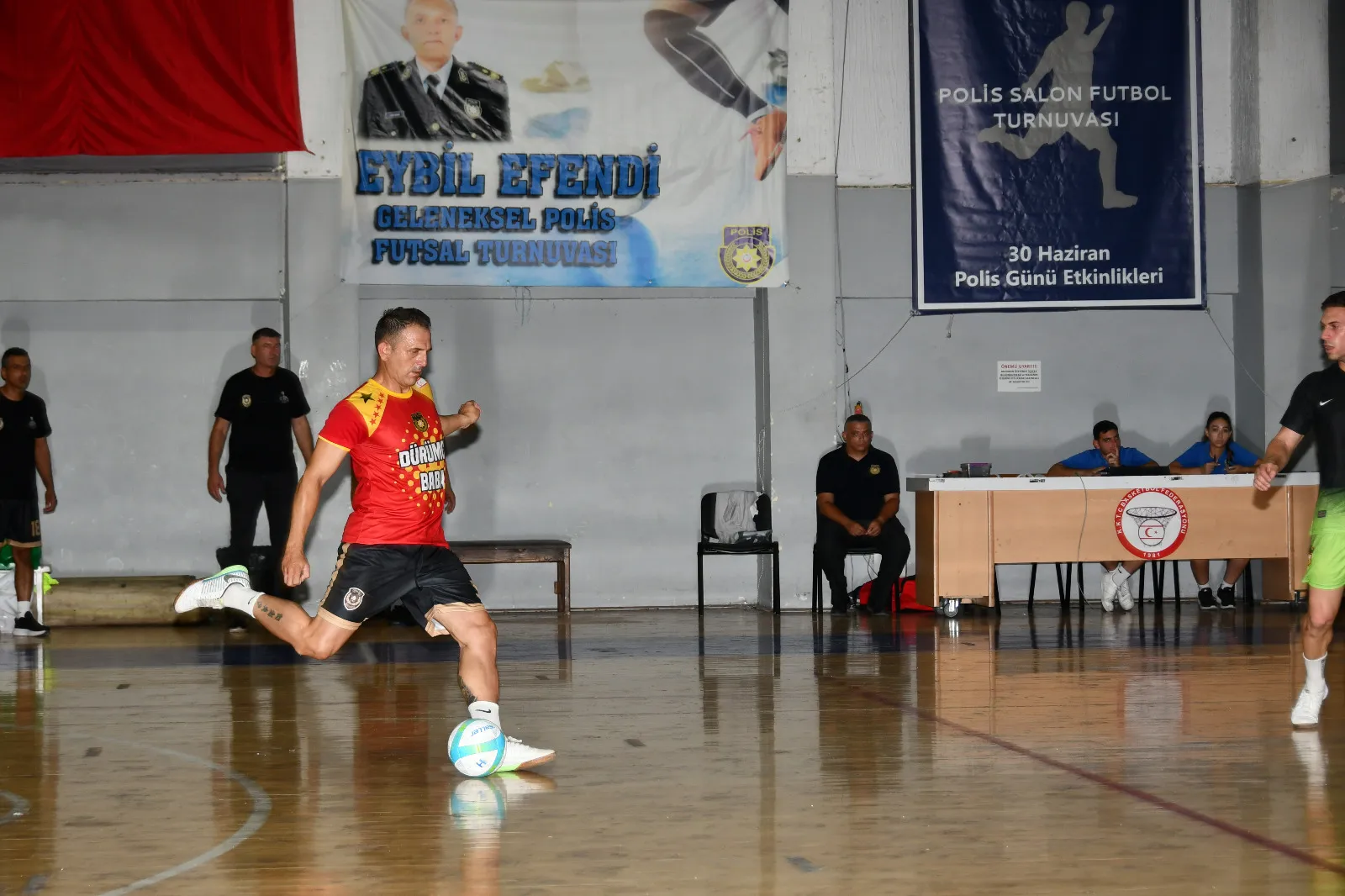 4’üncü Eybil Efendi Polis Salon Futbol Turnuvası’nın şampiyonu Girne Polis Müdürlüğü takımı oldu