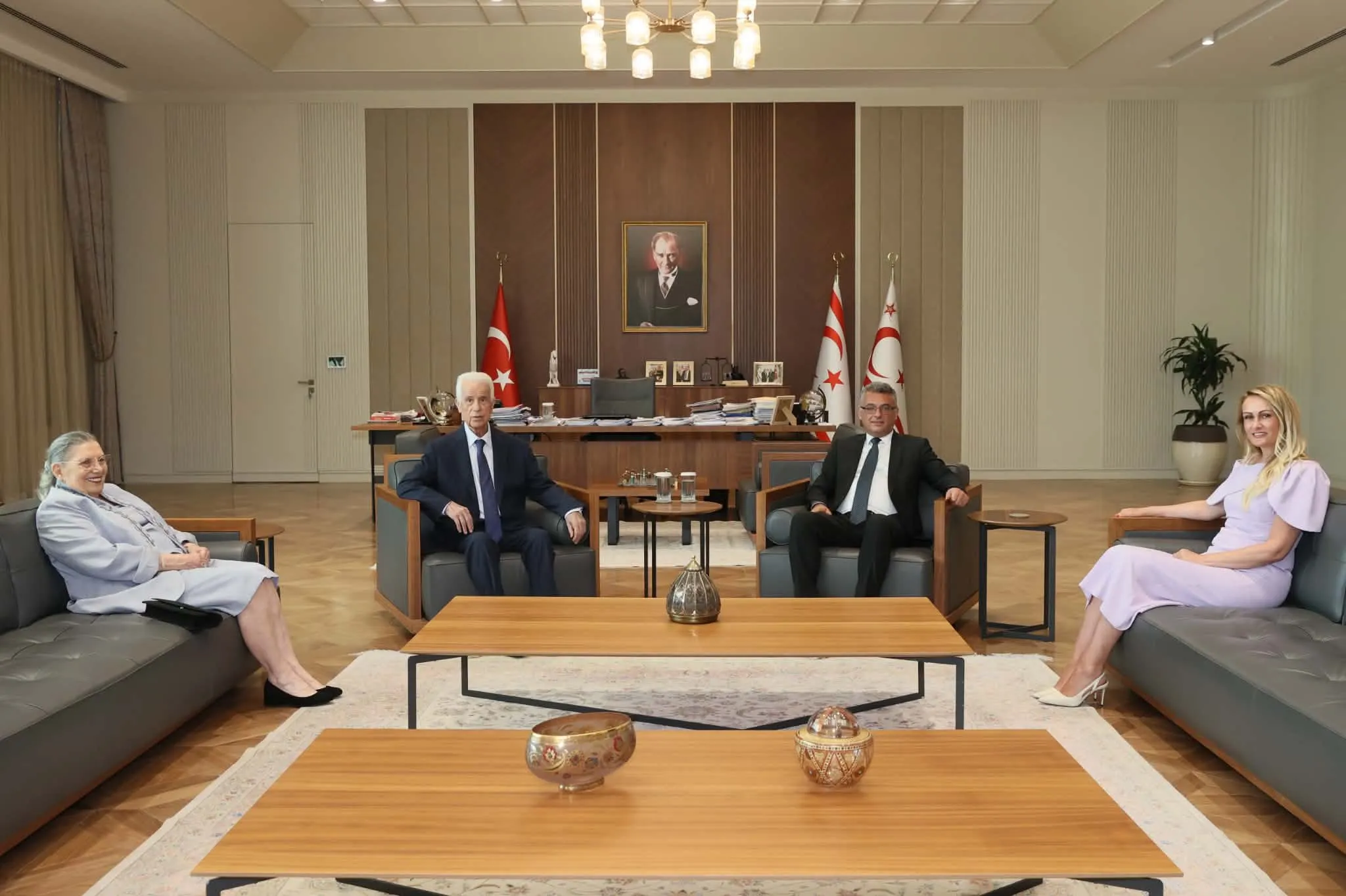 Cumhurbaşkanı Erhürman ve eşi, 3. Cumhurbaşkanı Eroğlu ve eşiyle görüştü