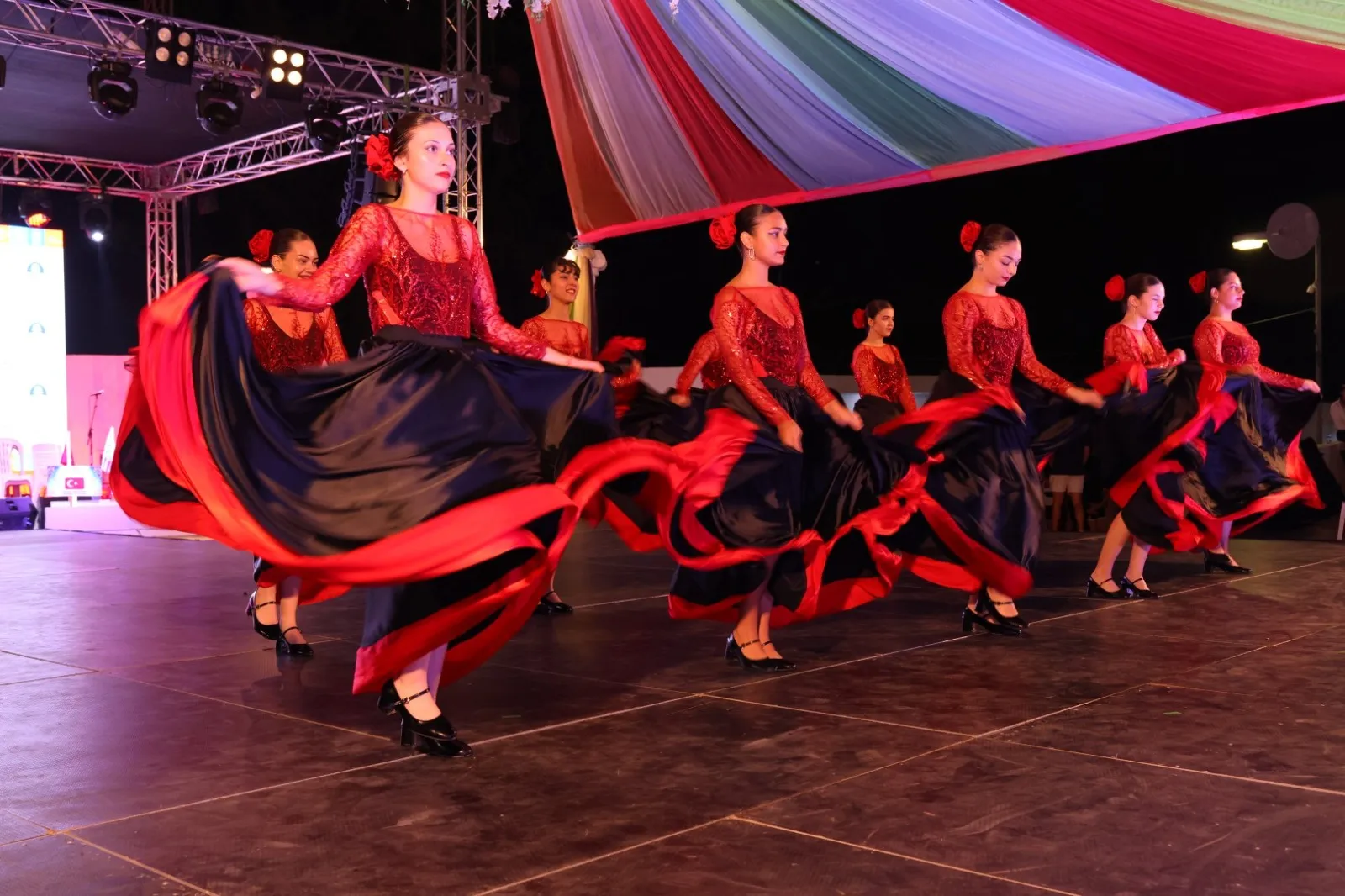 "İskele Belediyesi 29. Uluslararası Halk Dansları Festivali" sona erdi
