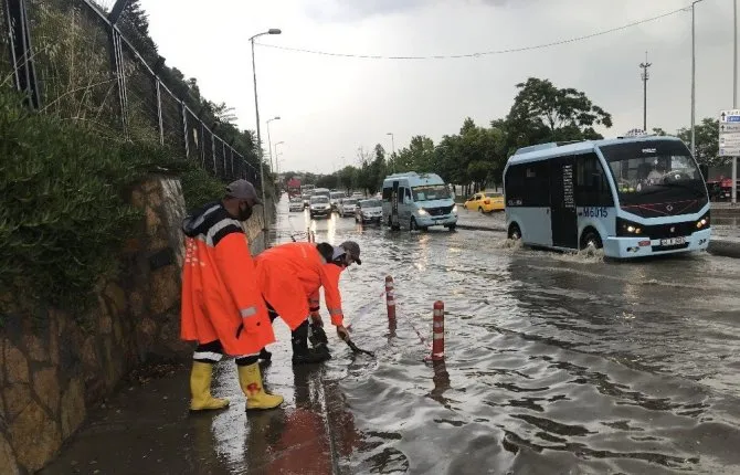 İstanbul'da sağanak nedeniyle Üsküdar Sahaflar Çarşısı'nı ve Harem Sahil Yolu'nu su bastı